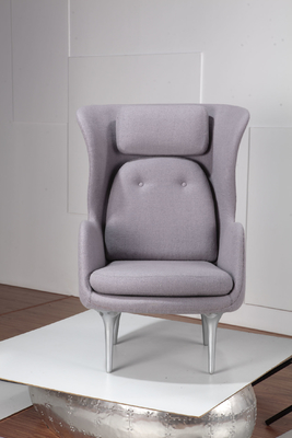 La piccola sedia di chaise longue della retro vetroresina, su appoggia le chaise longue comode